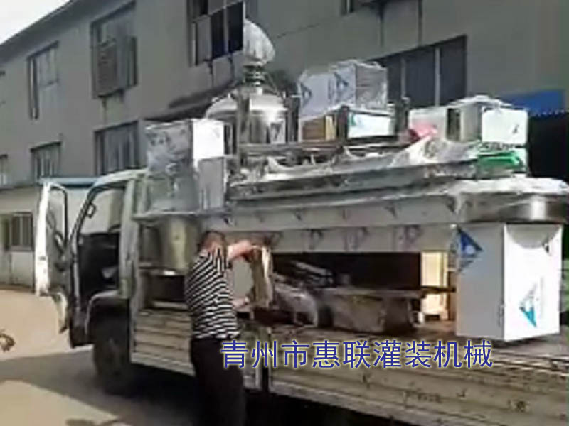 白酒灌裝機設(shè)備發(fā)往河北衡水