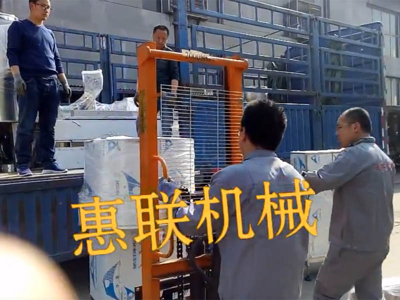 江西客戶訂購白酒灌裝設(shè)備發(fā)貨現(xiàn)場(chǎng)